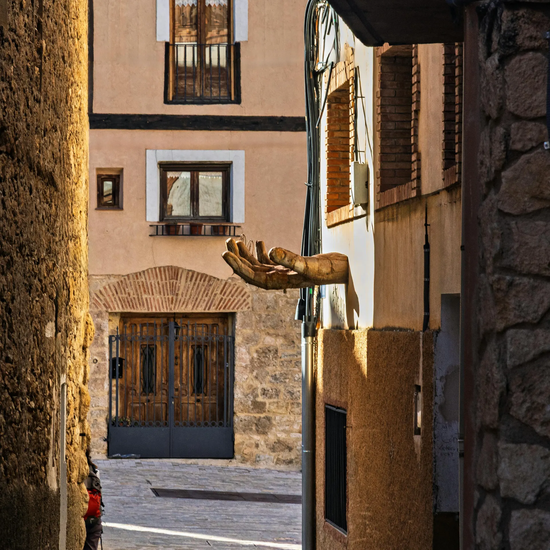 Pueblo de piedra como parada de una ruta interior