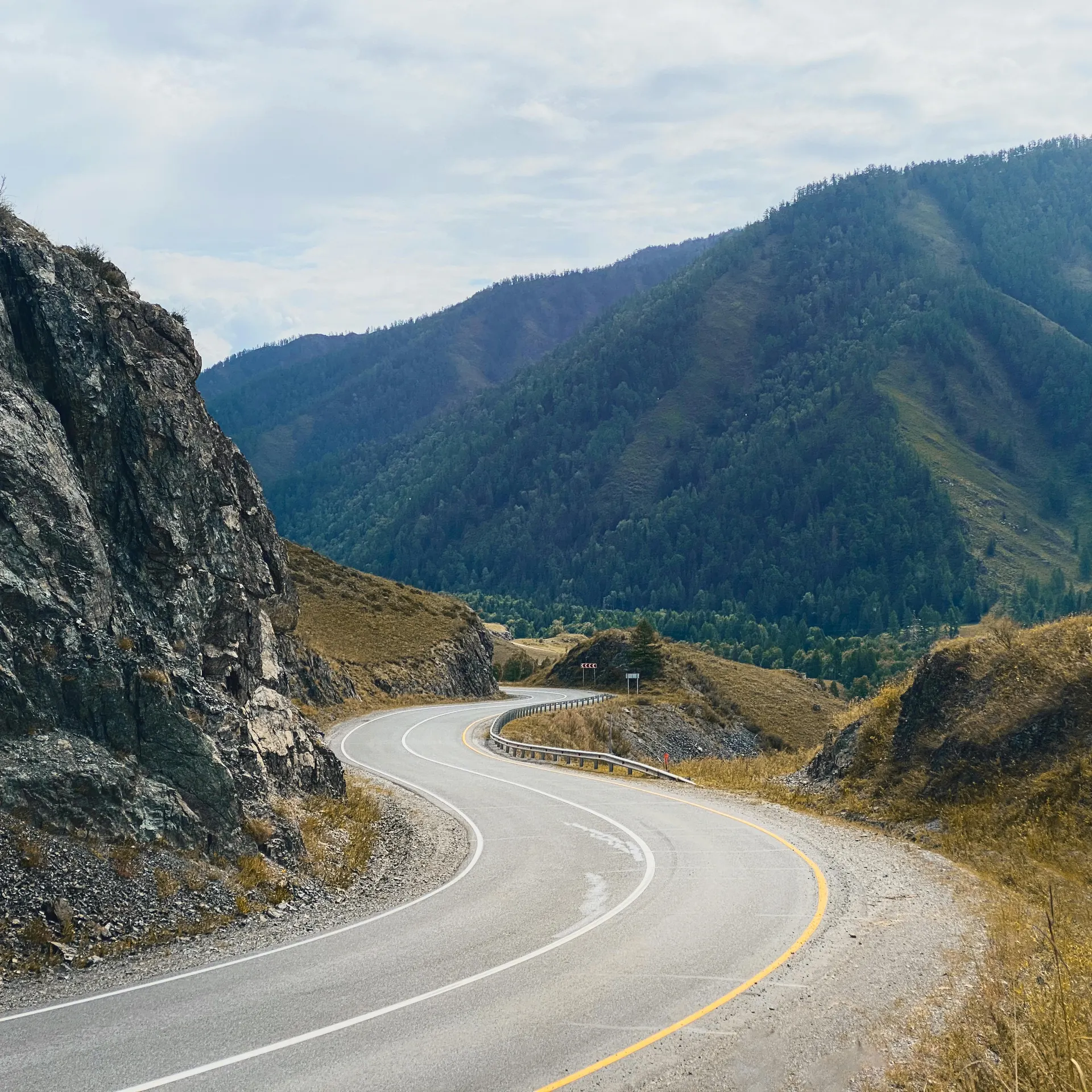 Viajeros satisfechos en una carretera panorámica española