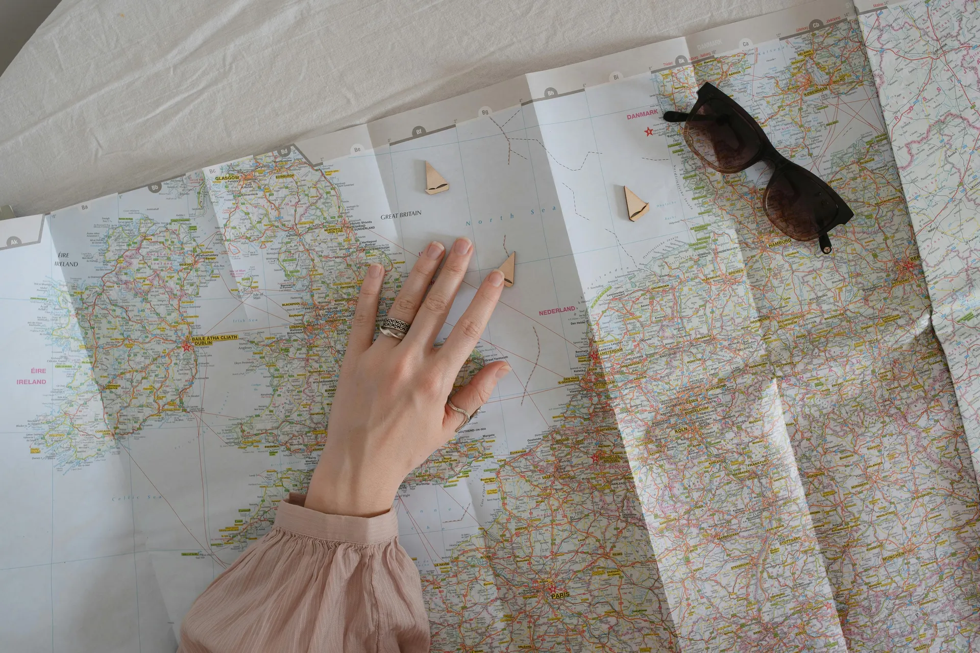 Viajeros consultando un mapa durante una ruta por España