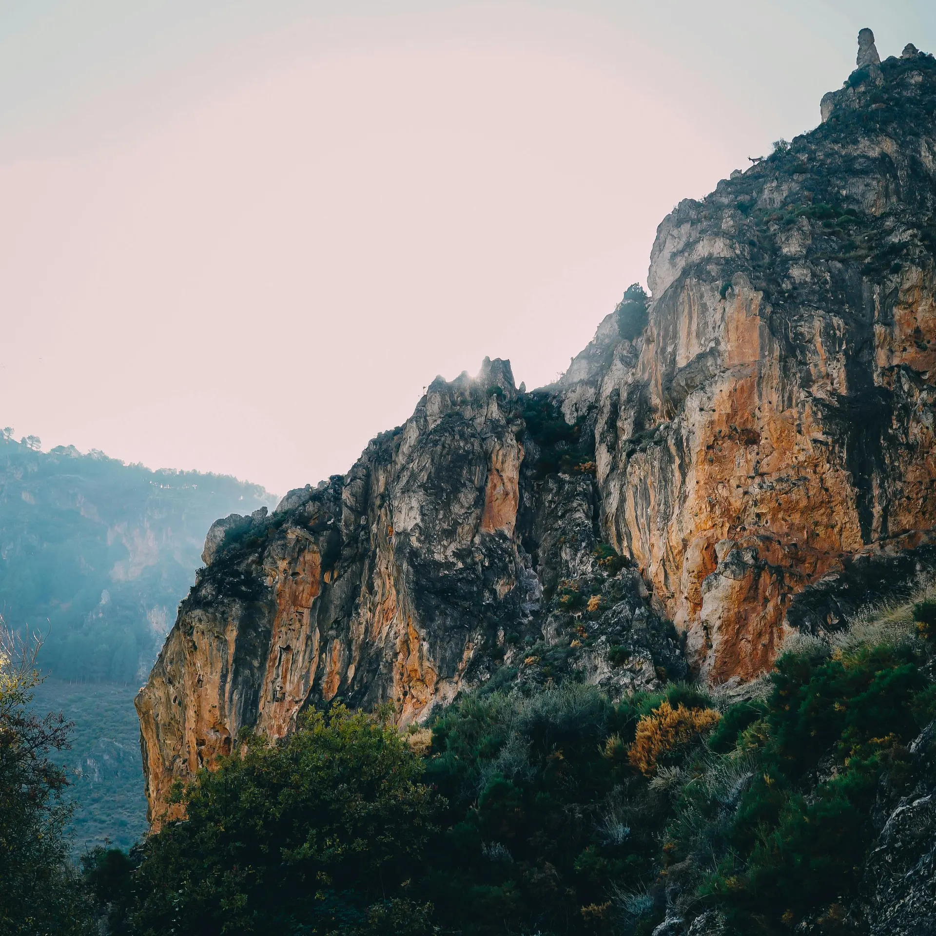 Mirador de roca y carretera en la Serranía de Cuenca