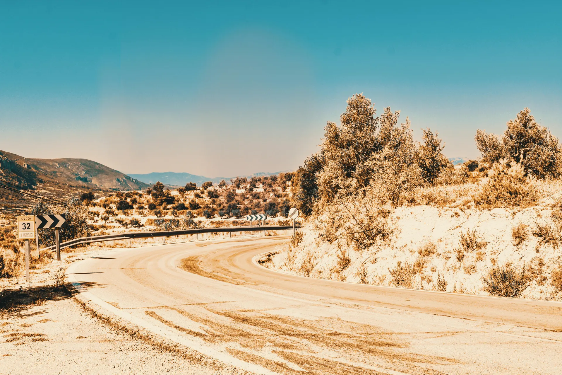Horizonte urbano y agua en una ruta lenta por España